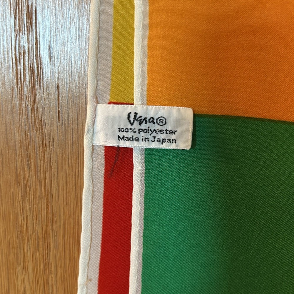 Vera Neumann scarf. Pretty colors for all seasons. - Picture 3 of 4